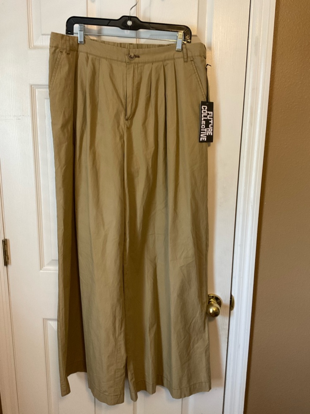 Future Collective Women’s Pleated High Rise Wide Leg Khaki Pants Size Large NWT